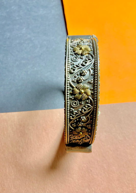 Dastaan carved cuff